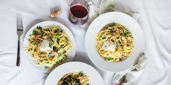 Wino do spaghetti: Jakie wina najlepiej pasują do różnych sosów?