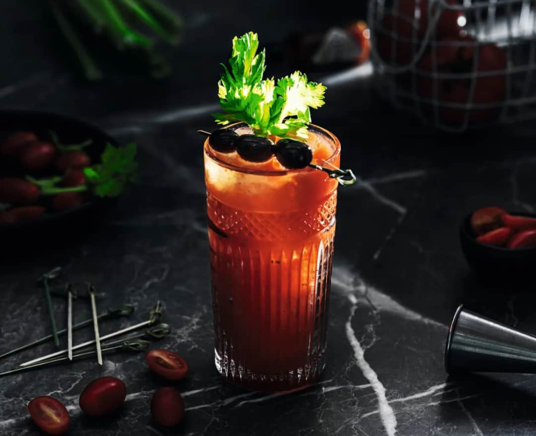 Najlepszy przepis na drink z sokiem pomidorowym, który zaskoczy gości