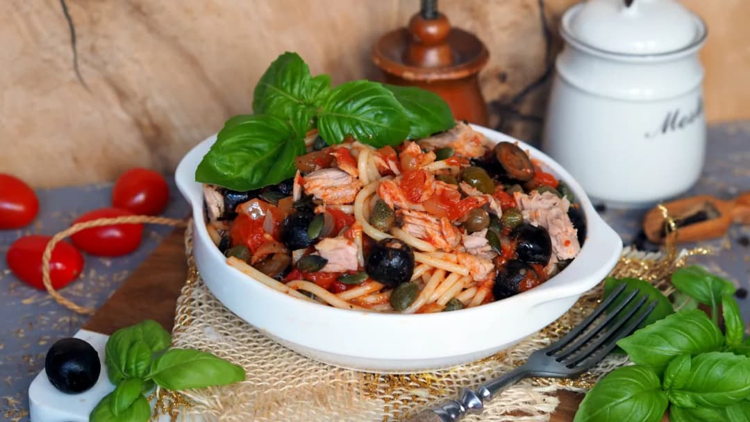 Pyszne spaghetti z tuńczykiem i oliwkami - proste przepisy na obiad