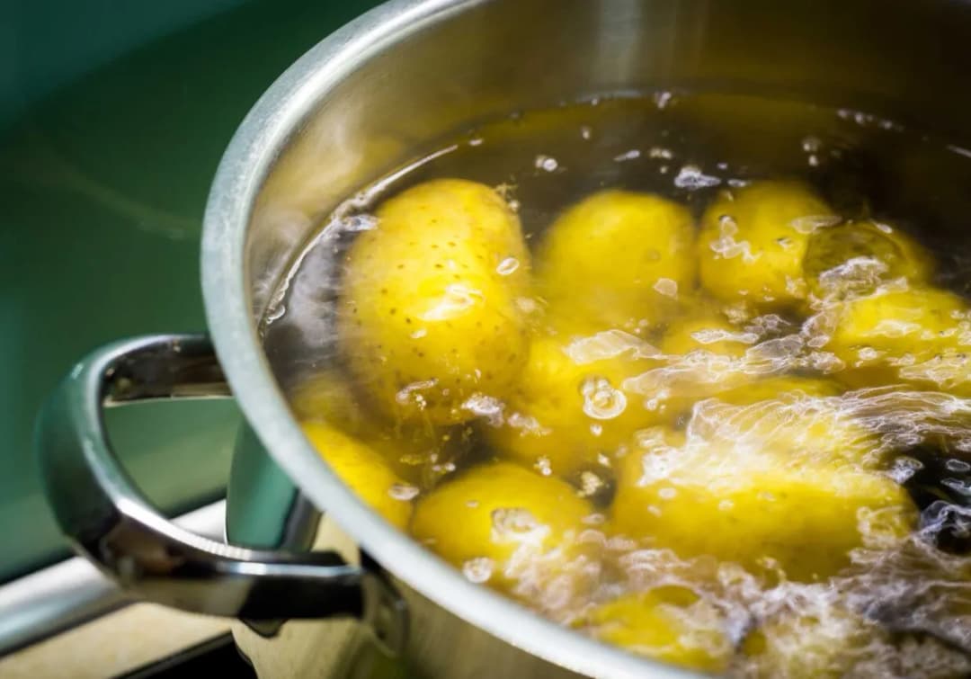 Jak gotować jarzyny na sałatkę, aby były chrupiące i smaczne