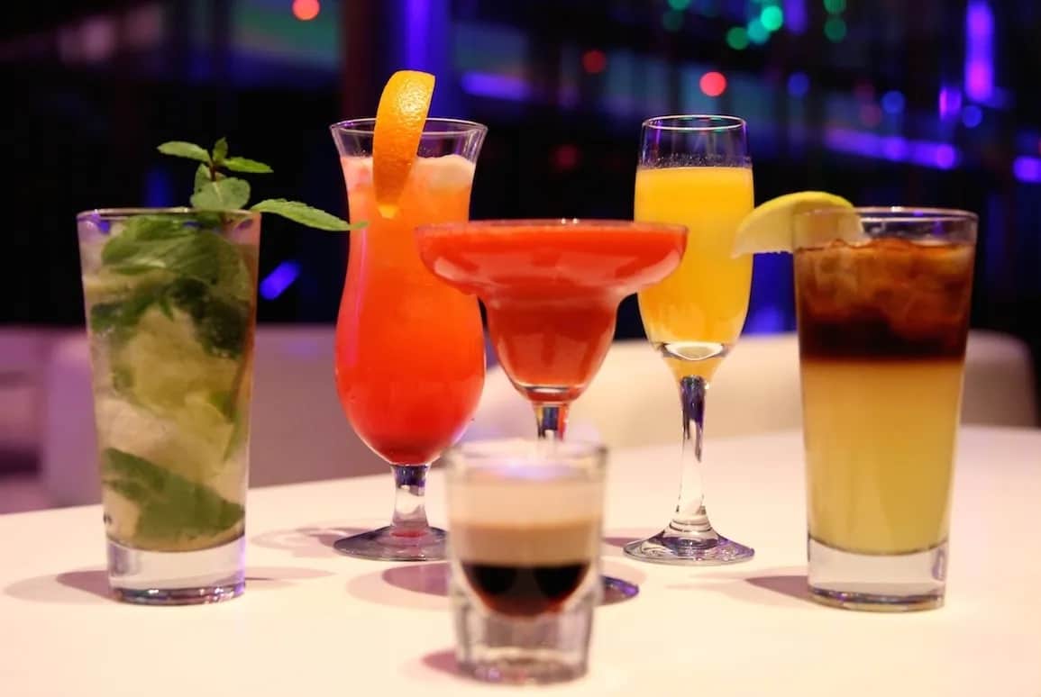 Jak nazywa się gra w której robi się drinki? Odkryj najlepsze tytuły