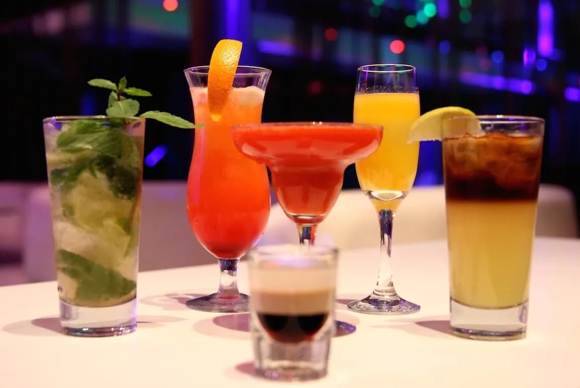 Jak nazywa się gra w której robi się drinki? Odkryj najlepsze tytuły