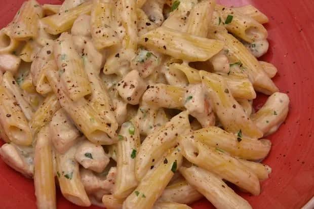 Penne z kurczakiem w sosie śmietanowym – prosty przepis na obiad