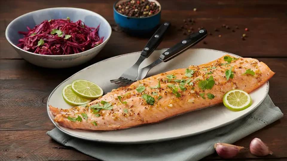 Najlepsze sałatki do łososia pieczonego, które zachwycą Twoich gości