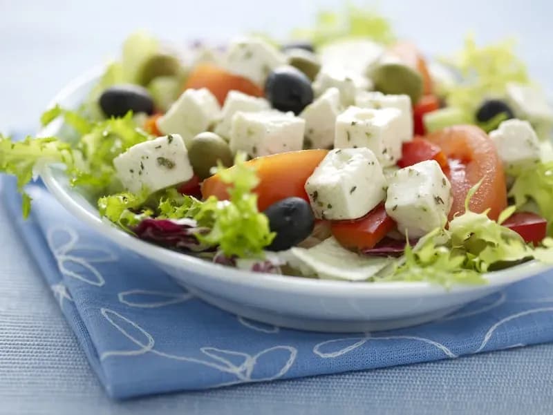 Jaki ser feta do sałatki greckiej, by uniknąć rozczarowania smakiem?
