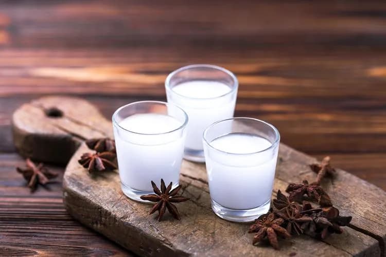 Pyszne drinki z ouzo przepis, które zaskoczą Twoje podniebienie