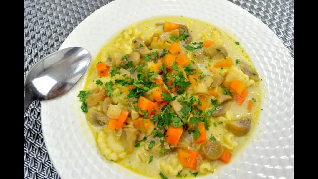 Jak się robi zupę pieczarkową – prosta receptura na pyszną zupę