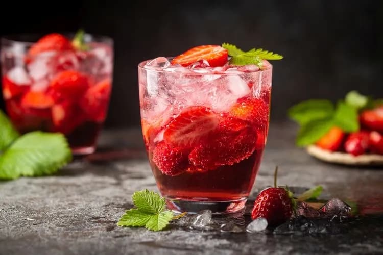 Najlepsze drinki z białym rumem, które zaskoczą Twoich gości