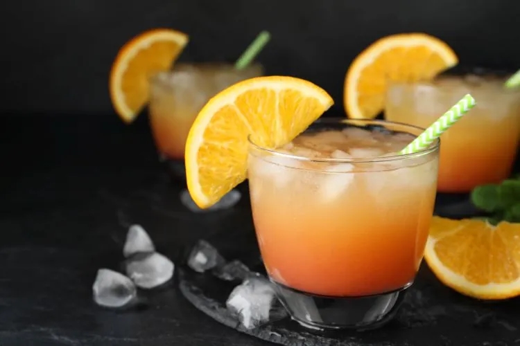 Pyszny drink z sokiem malinowym i pomarańczowym na każdą okazję