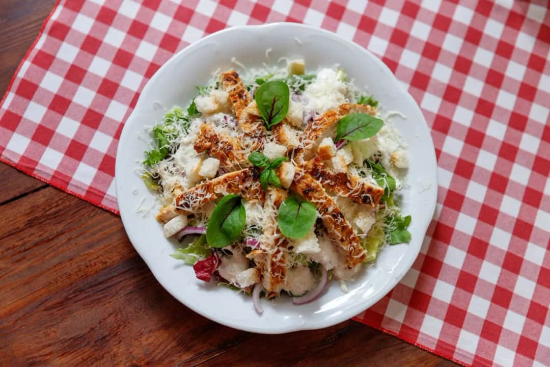 Ile kcal ma sałatka Cezar? Zaskakujące różnice w kaloriach!