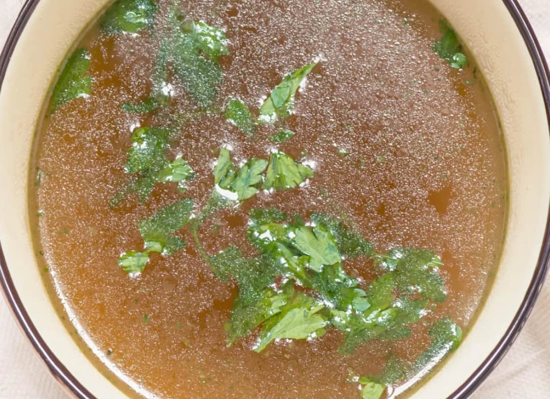 Jak ugotować wywar mięsny na zupę, aby był pełen smaku i aromatu