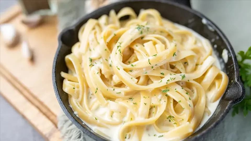 Jak przygotować idealne spaghetti alfredo z kremowym sosem