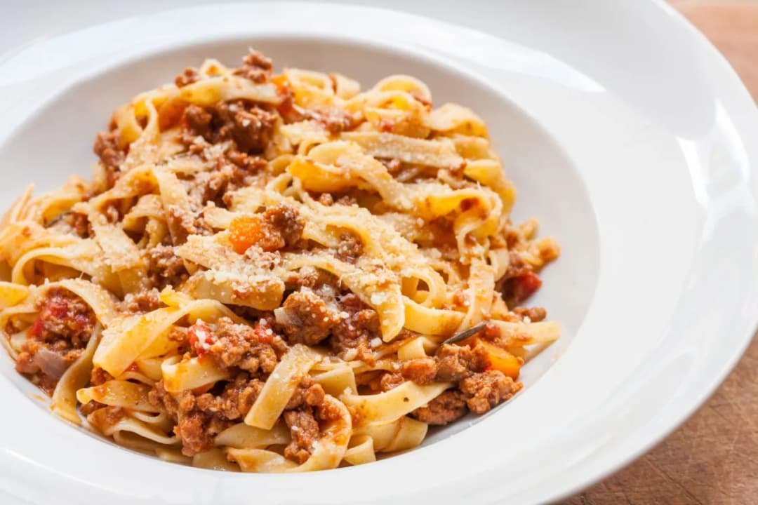 Spaghetti alla ragu: Przepis na idealny sos i tradycyjne podanie