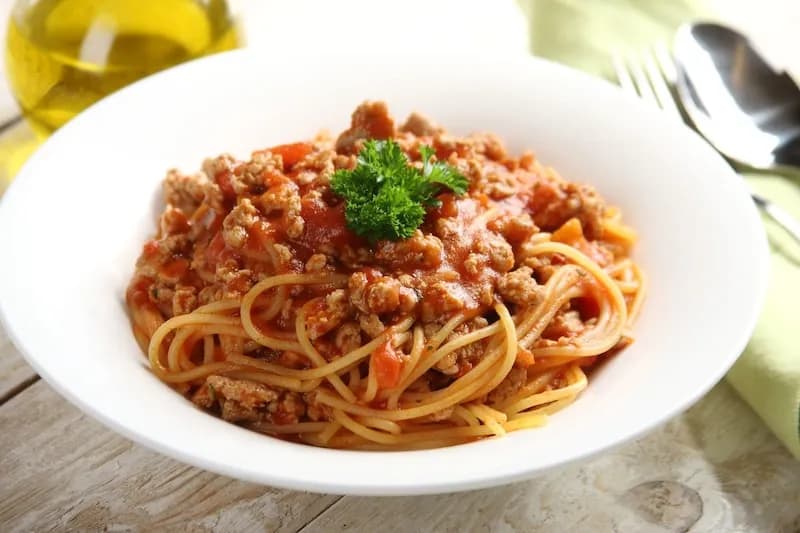 Spaghetti z sosem bolońskim: Prosty przepis na pyszne danie
