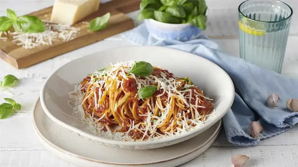 Prosty przepis na spaghetti neapolitana, który zachwyci Twoich gości