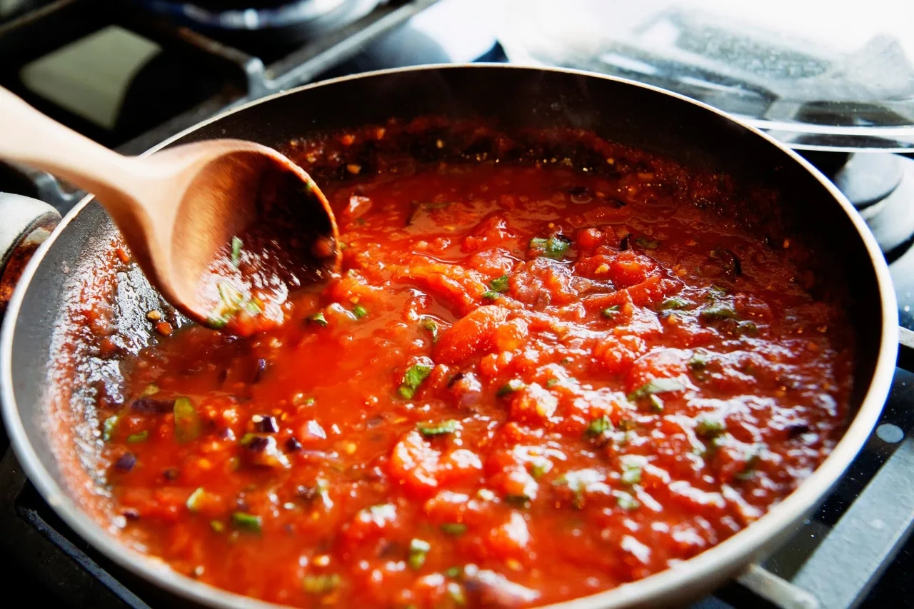 Prosty przepis na sos do spaghetti z pomidorów do słoików na zimę