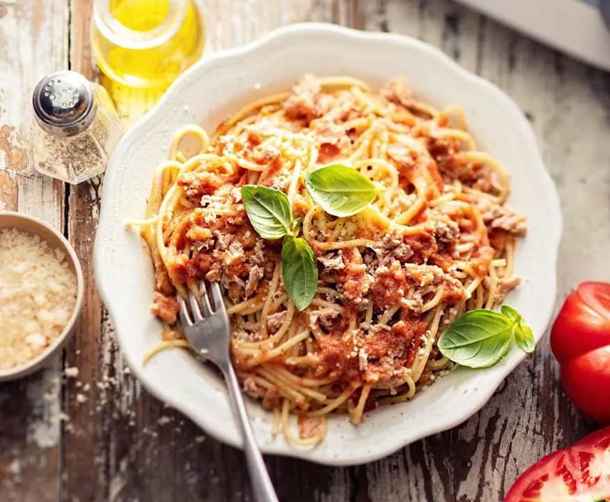 Szybkie spaghetti z tuńczykiem, które zaskoczy Twoje podniebienie