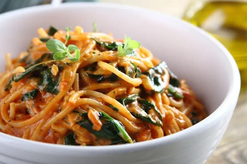 Prosty przepis na spaghetti ze szpinakiem i pomidorami, który zachwyci
