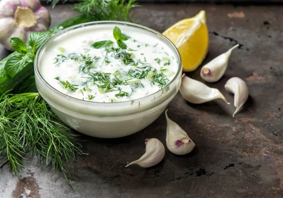 Czym zastąpić majonez w sałatce? Zaskakujące zdrowe alternatywy