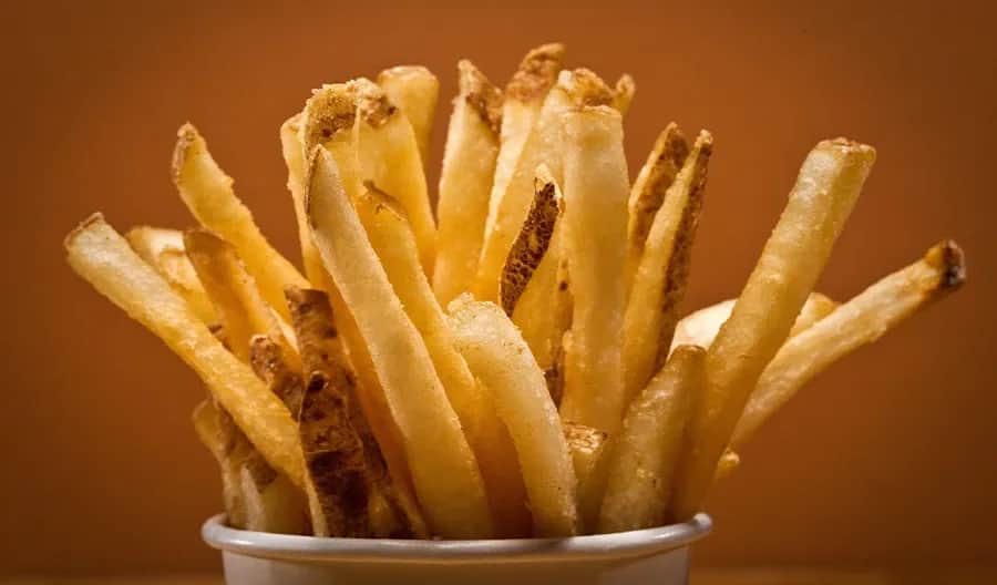 Skąd pochodzą frytki? Odkryj ich zaskakującą historię i korzenie