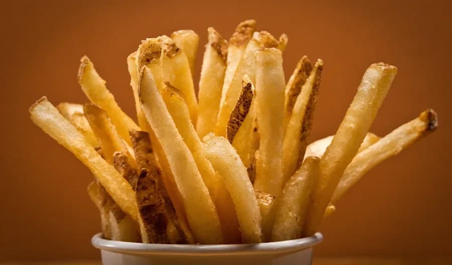 Skąd pochodzą frytki? Odkryj ich zaskakującą historię i korzenie