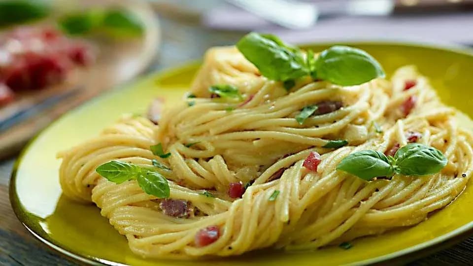 Spaghetti alla carbonara - idealny przepis na włoską klasykę