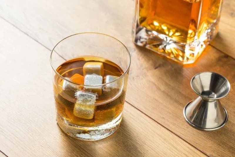 Kamienne czy metalowe kostki do drinków - która opcja jest lepsza?